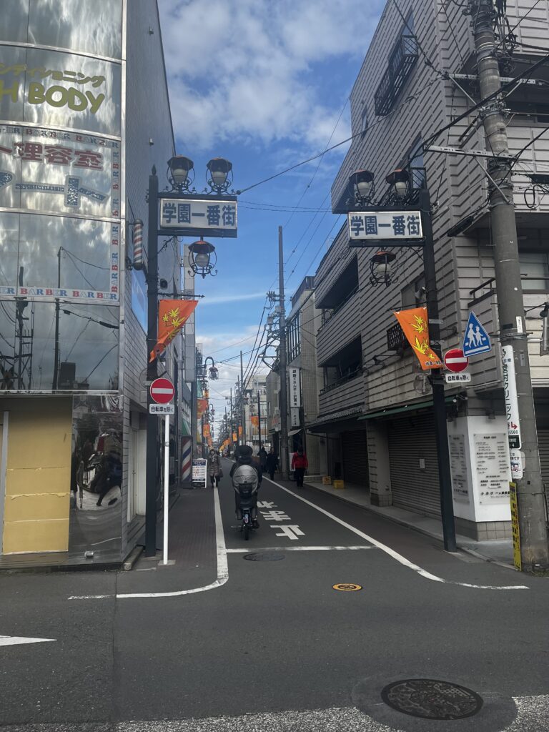 一橋学園駅近くの学園坂通り